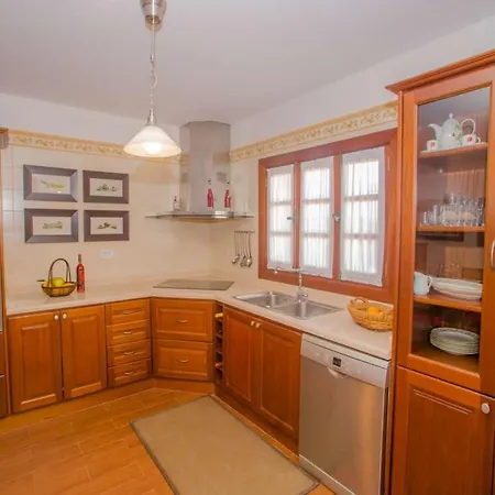 Sleeps 6 Pool Wifi Vila