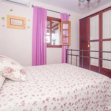 Vila Sleeps 6 Pool Wifi