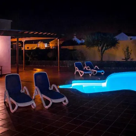 Sleeps 6 Pool Wifi Vila