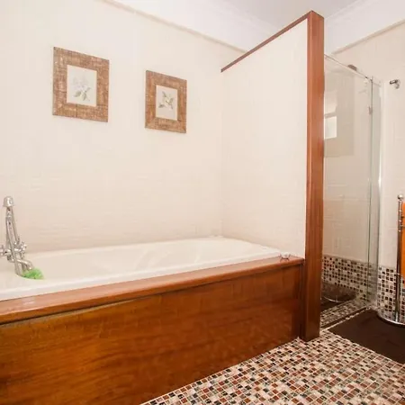 Sleeps 6 Pool Wifi Vila