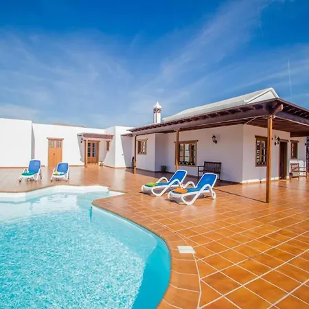 Sleeps 6 Pool Wifi Vila