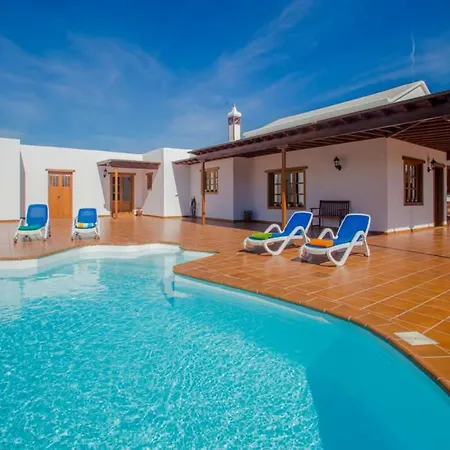 Vila Sleeps 6 Pool Wifi