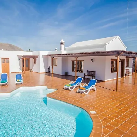 Vila Sleeps 6 Pool Wifi