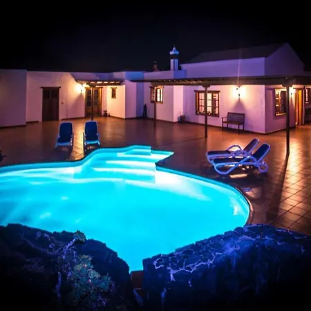 Vila Sleeps 6 Pool Wifi *