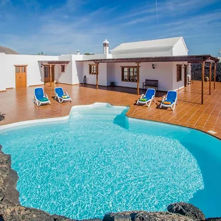 Sleeps 6 Pool Wifi Vila