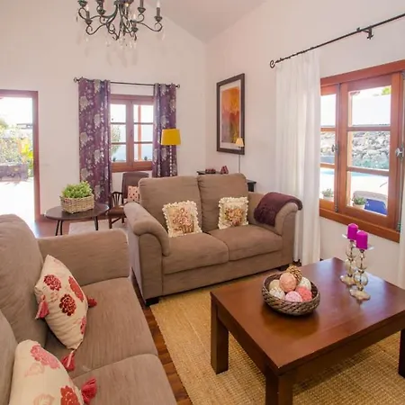 Sleeps 6 Pool Wifi Vila